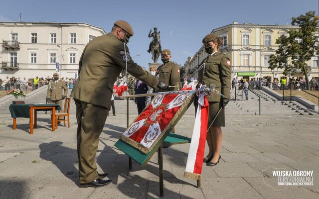 Wręczenie sztandaru wojskowego 10ŚBOT im. mjr. Eugeniusza Gedymina Kaszyńskiego ps. „Nurt”