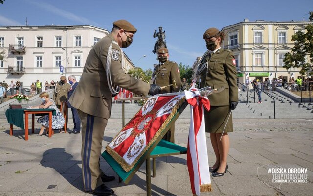 Wręczenie sztandaru wojskowego 10ŚBOT im. mjr. Eugeniusza Gedymina Kaszyńskiego ps. „Nurt”