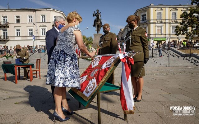 Wręczenie sztandaru wojskowego 10ŚBOT im. mjr. Eugeniusza Gedymina Kaszyńskiego ps. „Nurt”