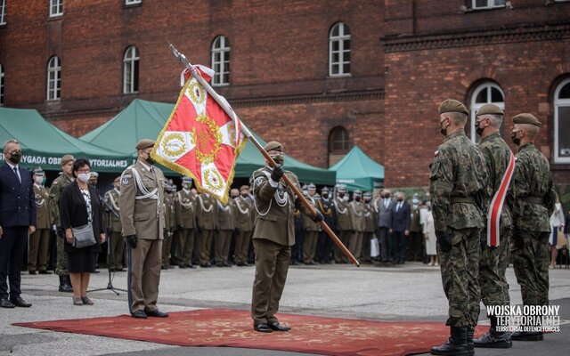 Uroczystość wręczenia sztandaru wojskowego 8 Kujawsko - Pomorskiej Brygadzie OT