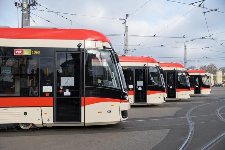 Zdjęcie przedstawia cztery tramwaje. 