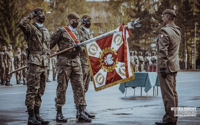 Wręczenie sztandaru wojskowego 4 Warmińsko - Mazurskiej Brygadzie OT