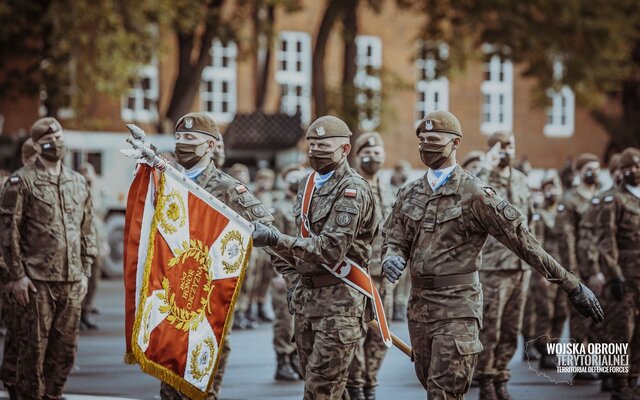 Wręczenie sztandaru wojskowego 4 Warmińsko - Mazurskiej Brygadzie OT