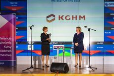 Wiceprezes ds_ Finansowych Katarzyna Kreczmańska-Gigol odbiera nagrodę, źródło Instytut Rachunkowości i Podatków.jpg