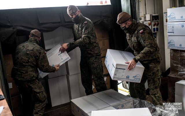 Mazowieccy Terytorialsi transportują środki ochrony indywidualnej do szpitali