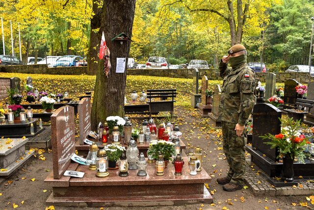 Płomyki pamięci na grobach bohaterów