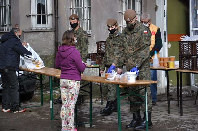 Dolnośląscy Terytorialsi wspierają CARITAS w dystrybucji gorących posiłków