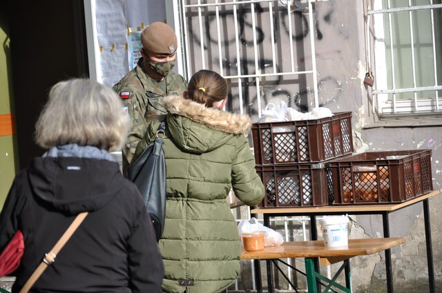 Dolnośląscy Terytorialsi wspierają CARITAS w dystrybucji gorących posiłków