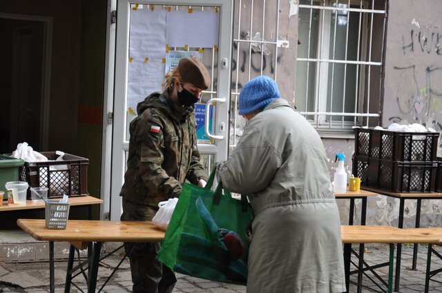 Dolnośląscy Terytorialsi wspierają CARITAS w dystrybucji gorących posiłków