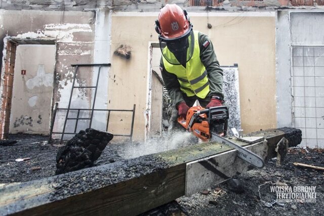 Sprzątanie po pożarze w Kodniu