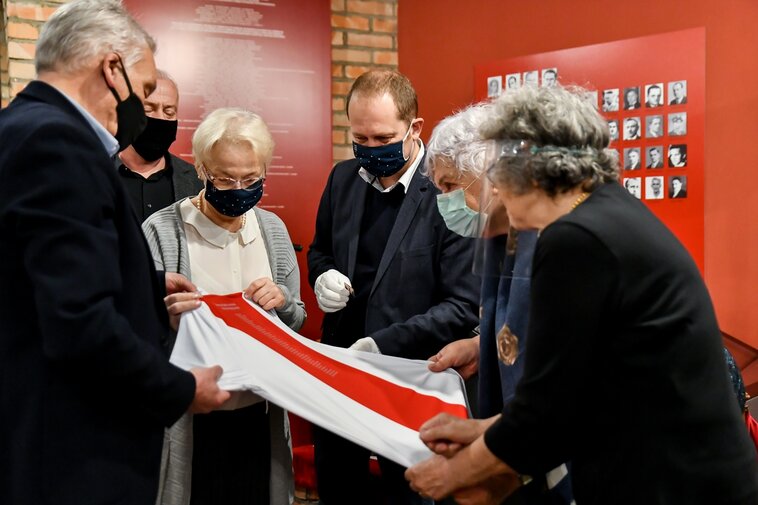 Na zdjęciu osoby trzymające koszulkę piłkarską. Od lewej: Władysław Barwiński prezes KS Gedania, Tomasz Szromnik, wiceprezes, Jolanta Sikorowska, Marek Adamkowicz oraz Barbara Janczukowicz i Henryka Flisykowska.   