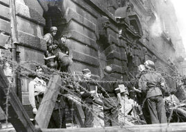 Zajęcie PASTy  przez Powstańcow-zbiory Muzeum Powstania Warszawskiego