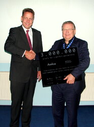 Prezes Jacek Rutkowski odbiera trzymilionową płytę Schott z rąk Stefana Marca Schmidta, wiceprezesa ds. Marketingu i Sprzedaży Home Tech Schott AG  