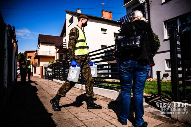 Żołnierze 1 Podlaskiej Brygady OT dostarczają płyny dezynfekcyjne do żłobków i przedszkoli