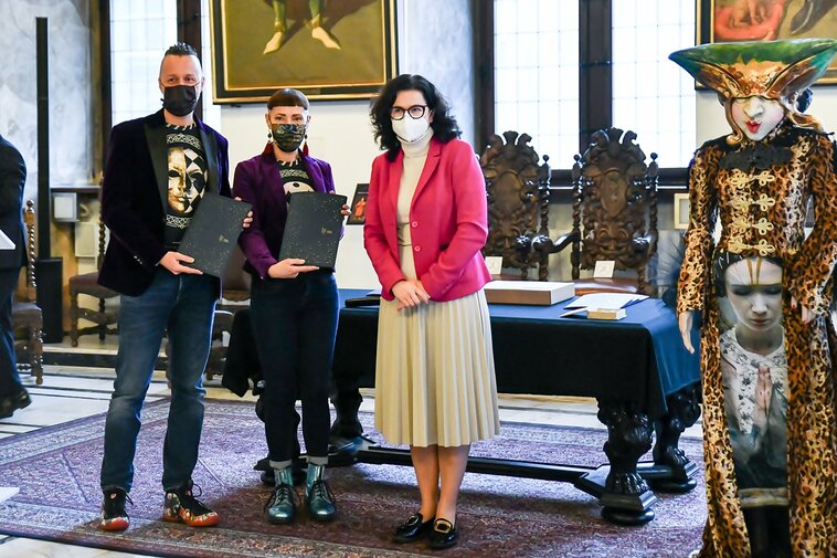 Darczyńcy Muzeum Gdańska. Od lewej Mirosław Trymbulak (0203), Jola Słoma (0202) oraz prezydent Gdańska Aleksandra Dulkiewicz (0001).
