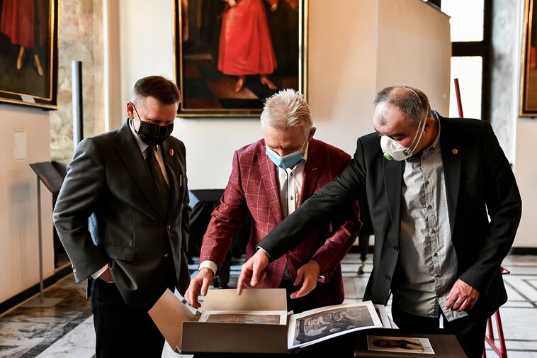 Na zdjęciu od lewej Waldemar Ossowski, Karol Klukowski i Jacek Borzych oglądają prace prezentowane w Tece Gdańskiej.