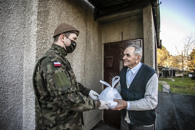 Żołnierze WOT wspierają seniorów