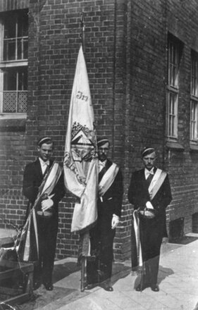 Poczet sztandarowy Korporacji Rosevia, 16.05.1937, od lewej prof. Jerzy Doerffer