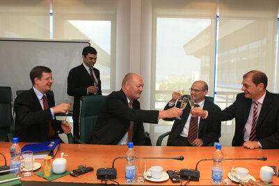 Podpisanie umowy - od lewej Rafał Rybkowski, Marcin Galwas i Lars E. Svensson (firma Ericsson) oraz Jarosław Bauc i Thomas Eberle (Polkomtel)