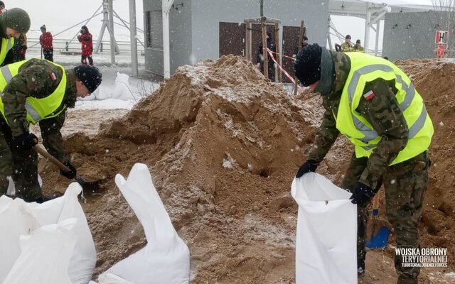 Żołnierze 6 Mazowieckiej Brygady OT wspierają lokalne służby w walce z podtopieniami w Płocku