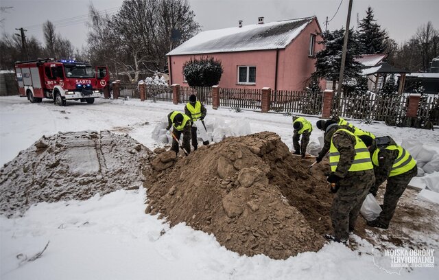 Żołnierze WOT w przeciwdziałaniu podtopieniom w Płocku