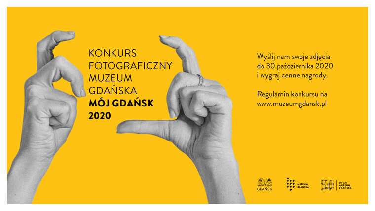 Grafika konkursu przedstawia dwie dłonie w pozycji jakby trzymały aparat. Pomiędzy dłońmi napisy w pięciu liniach Konkurs fotograficzny Muzeum Gdańska Mój Gdańsk 2020. 