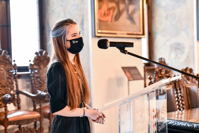 Na zdjęciu Agnieszka Barczewska przemawia do zgromadzonych.   