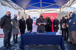 Podpisanie aktu erekcyjnego pod budowę CK STOS. W środku stoi prof. Krzysztof Wilde, rektor Politechniki Gdańskiej