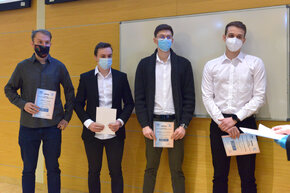 Autorzy projektu "Rozpoznawanie obrazu z wykorzystaniem symulatorów" w składzie: Bartłomiej Wróblewski, Radosław Słowiński, Karol Woźniak z opiekunem naukowym Sebastianem Cygertem (pierwszy z lewej)