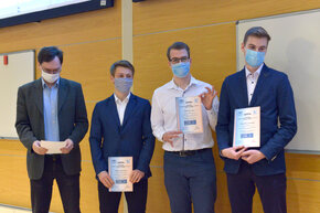 Autorzy projektu "Segmentacja endoleaków na obrazowaniu z tomografu komputerowego" w składzie: Artur Skrzynecki, Paweł Kozielec, Marek Perdeusz z opiekunem naukowym dr. Tomaszem Dziubichem (pierwszy z lewej)