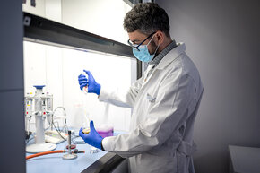 Na zdj. dr hab. inż. Hubert Cieśliński, prof. uczelni z Katedry Biotechnologii Molekularnej i Mikrobiologii Wydziału Chemicznego PG. Fot. Dawid Linkowski / Politechnika Gdańska