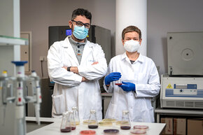 Na zdj. prof. Marta Wanarska i prof. Hubert Cieśliński z Katedry Biotechnologii Molekularnej i Mikrobiologii Wydziału Chemicznego PG. Fot. Dawid Linkowski / Politechnika Gdańska