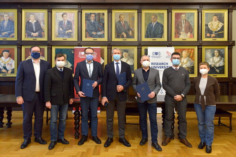 Na zdj. od lewej: Damian Kuźniewski, dyrektor CTWiT PG, Robert Bajko, CTWiT, dr inż. Krzysztof Kur, wiceprezes Blirt S.A., Marian Popinigis, prezes zarządu Blirt S.A., prof. Janusz Nieznański, prorektor ds. umiędzynarodowienia i innowacji PG, prof. Hubert Cieśliński i prof. Marta Wanarska z Wydziału Chemicznego PG. Fot. Krzysztof Krzempek / Politechnika Gdańska