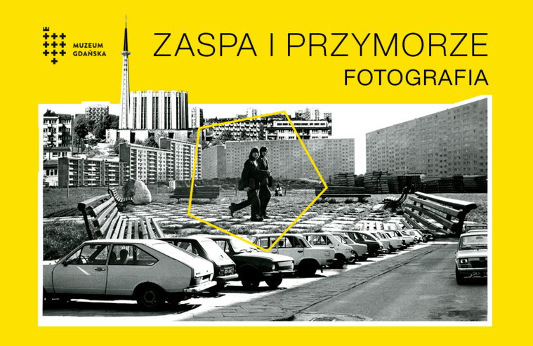 Grafika. Na żółtym tle u góry logo Muzeum Gdańska oraz napis Zaspa i Przymorze oraz niżej Fotografia. Na grafice czarno-białe zdjęcie blokowisko, samochody i krocząca postać. 