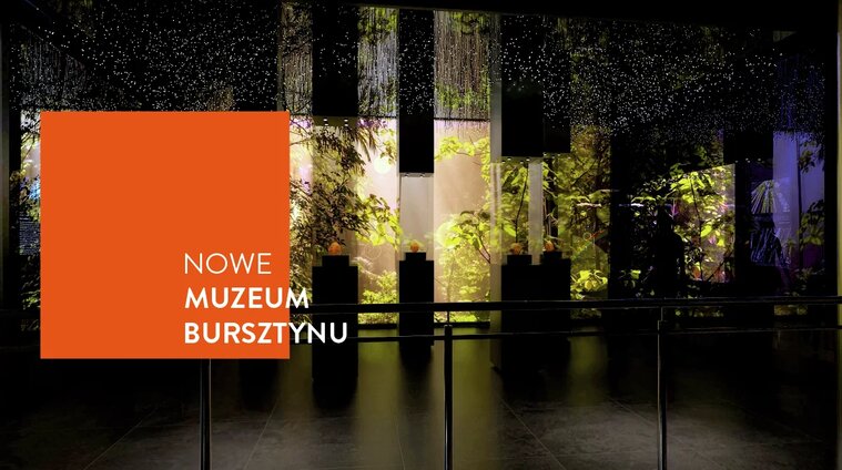 Wizualizacja wystawy stałej w Wielkim Młynie. Wystawa bursztynowy las. Po lewej pomarańczowy kwadrat i napis Nowe Muzeum Bursztynu.