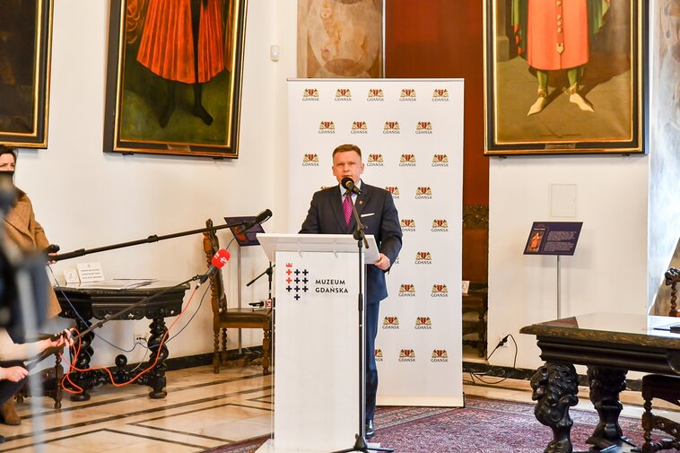 Zdjęcie. Wielka Sala Wety Ratusza Głównego Miasta. Przemawia Waldemar Ossowski, dyrektor Muzeum Gdańska. 