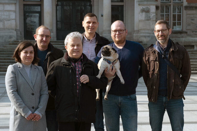 Na zdj. od lewej: dr inż. J. Wysocka (w czasie pisania Wydział Chemiczny PG, obecnie Instytut Biologii i Medycyny Molekularnej), dr P. Niedziałkowski (Wydział Chemii UG), prof. dr hab inż. T. Ossowski (Wydział Chemii UG), dr hab. inż. P. Ślepski (Wydział Chemiczny PG), mops Albert, dr hab. inż. J. Ryl, prof. uczelni (WTiMS PG), dr hab. inż. R. Bogdanowicz, prof. uczelni (WETI PG)