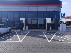 Uruchomiony w Kątach Wrocławskich hub składa się z 4 stacji ładowania DC, w tym jednej, która ładuje baterie elektryków z mocą 150 kW na złączu CCS, a  pozostałe trzy ładują z mocą 50 kW (na złączach CCS i Chademo).