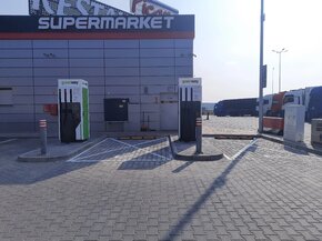 Uruchomiony w Kątach Wrocławskich hub składa się z 4 stacji ładowania DC, w tym jednej, która ładuje baterie elektryków z mocą 150 kW na złączu CCS, a  pozostałe trzy ładują z mocą 50 kW (na złączach CCS i Chademo). W tym samym czasie z usługi ładowania w ramach hub-u mogą korzystać 4 pojazdy.  