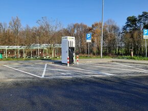 GreenWay zainstaluje i będzie operatorem ogólnodostępnych stacji ładowania samochodów na dziesięciu kolejnych MOP-ach