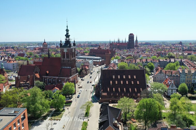 Panorama Głównego Miasta. Na pierwszym planie kościół św. Katarzyny i Wielki Młyn. W oddali widać Bazylikę Mariacką.