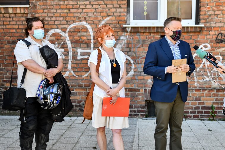 Zdjęcie. Od lewej Adam Stachowicz, dr Katarzyna Darecka oraz Waldemar Ossowski, dyrektor Muzeum Gdańska. 