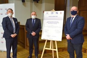 Na zdj. prof. Jan Kiciński, dyrektor IMP PAN, Wojciech Dąbrowski, prezes zarządu PGE Polskiej Grupy Energetycznej i prof. Krzysztof Wilde, rektor PG. Fot. Krzysztof Krzempek / Politechnika Gdańska