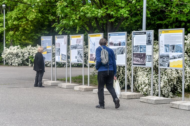 Zdjęcie. Przestrzeń. Ludzie wokół wystawy plenerowej. Zaspa-Młyniec. 