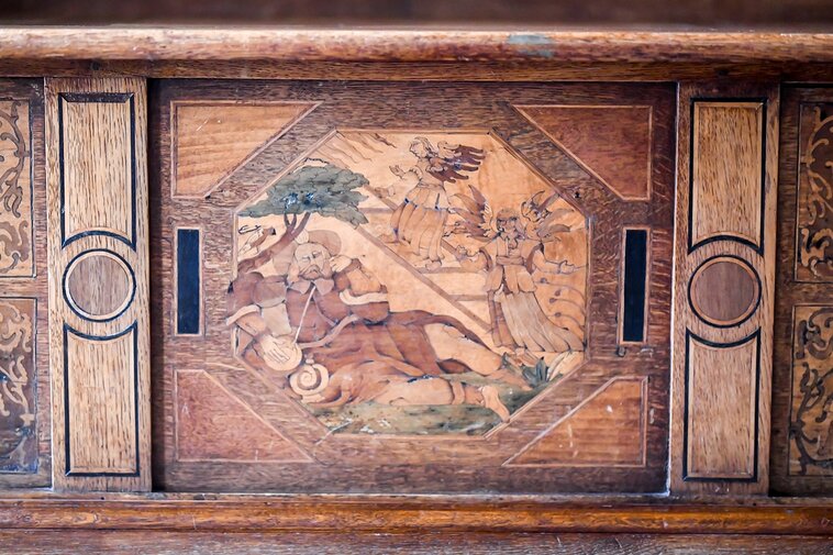 Zdjęcie. Fragment ławy. Scena biblijna ukazująca sen Jakuba. 