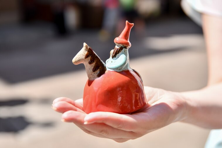 Zdjęcie. Figurka Lajkonika w dłoni. 