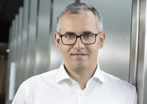 Decyzja o nawiązaniu współpracy ze spółką Polenergia stanowi kolejny istotny kamień milowy w rozwoju naszej sieci. – mówi Rafał Czyżewski, Prezes GreenWay Polska. – Proces transformacji na energię pochodzącą w 100% ze źródeł odnawialnych był dla nas i dla naszych klientów zawsze kluczowy. Wierzymy, że jest to naturalny kierunek rozwoju elektromobilności i już w niedalekiej przyszłości wszystkie nasze stacje będą gwarantowały zieloną energię. 