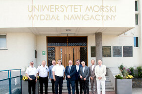 Na zdjęciu od lewej: prof. UMG Tomasz Tarasiuk, prof. UMG Bogumił Łączyński, prof. UMG Dariusz Barbucha, prof. dr hab. inż. kpt. ż.w. Adam Weintrit, rektor UMG, prof. Krzysztof Wilde, rektor PG, prof. Marek Dzida, prorektor ds. kształcenia, prof. Janusz Nieznański, prorektor ds. umiędzynarodowienia i innowacji PG oraz Mariusz Miler, kanclerz PG, prof. Sławomir Milewski, prorektor ds. nauki PG.