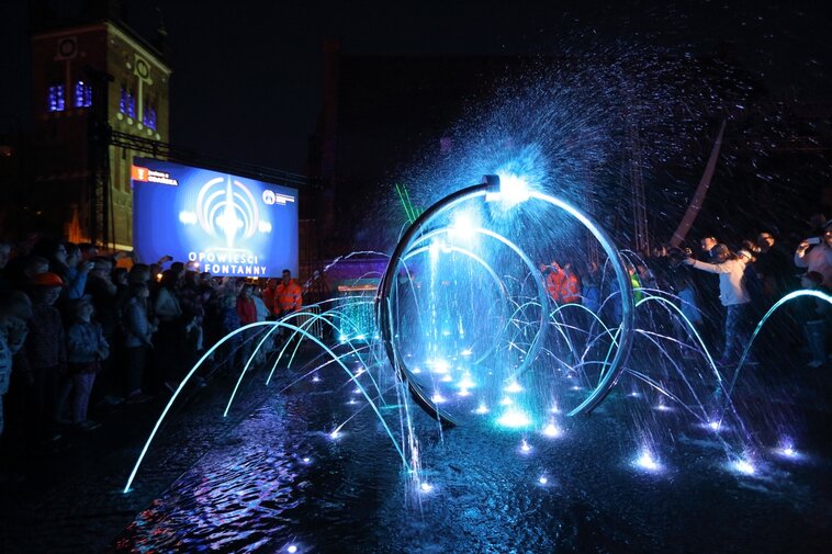 Zdjęcie. Iluminowana Fontanna Heweliusza podczas wieczornego pokazu. 
