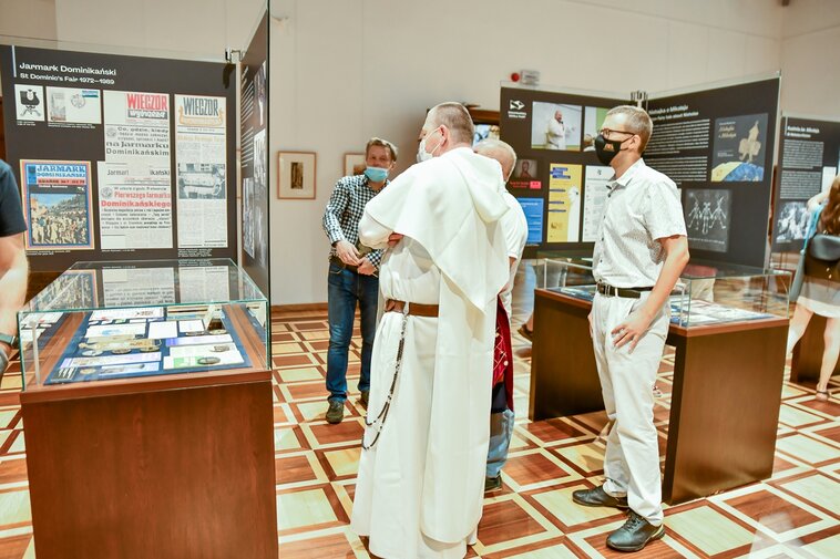 Zdjęcie. Dominikanie zwiedzają sale wystawowe. 